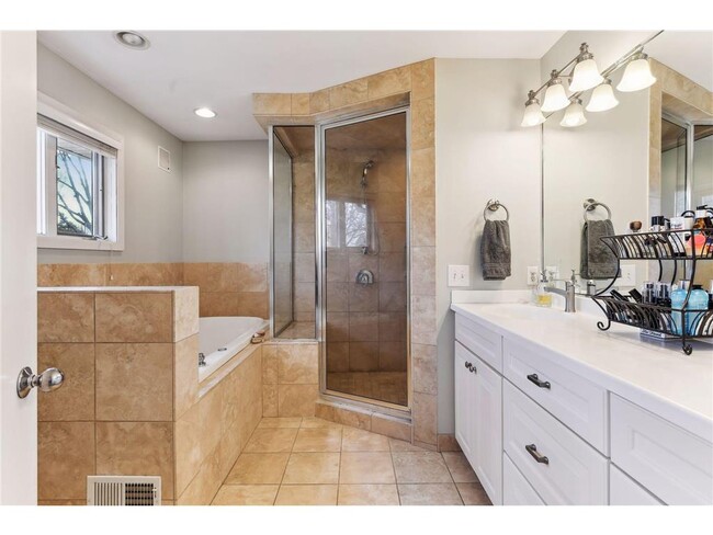 Building Photo - 5816 Northwood Dr