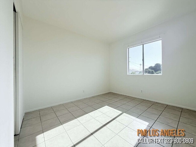 Building Photo - 943 W 68th St