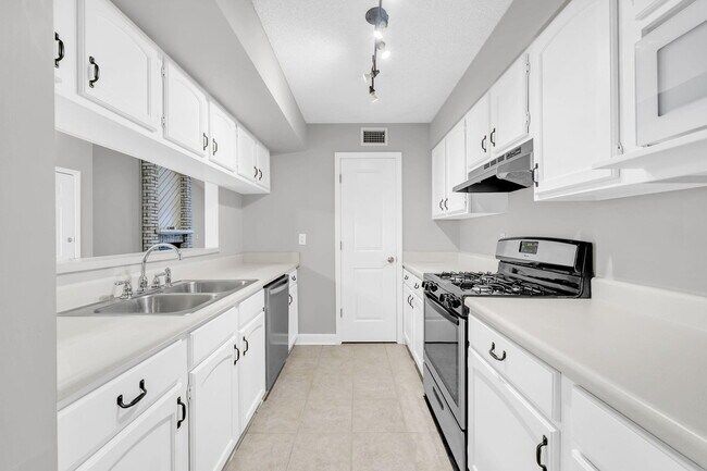 Building Photo - 3930 Balsam Dr