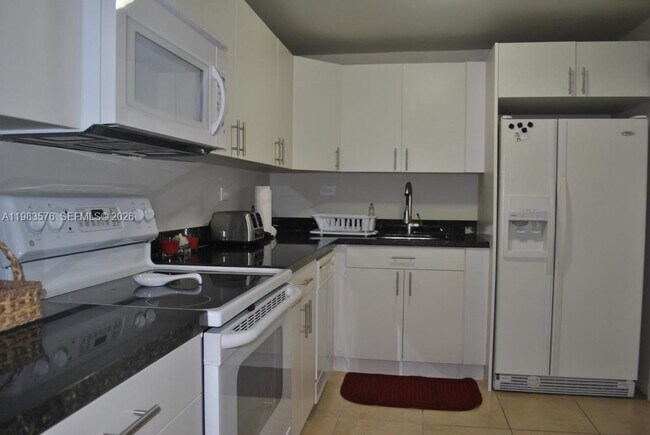 Building Photo - 6039 Collins Ave