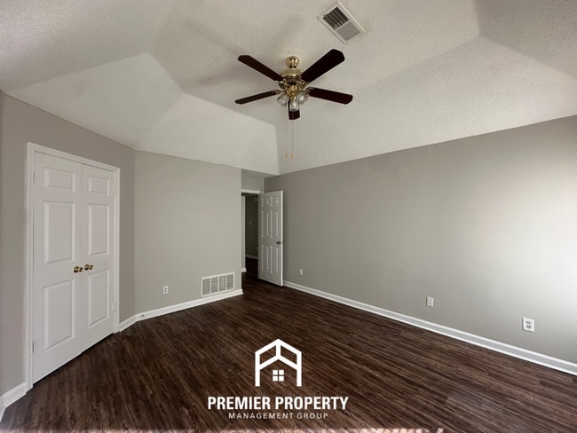 Building Photo - 7041 Ireland Dr