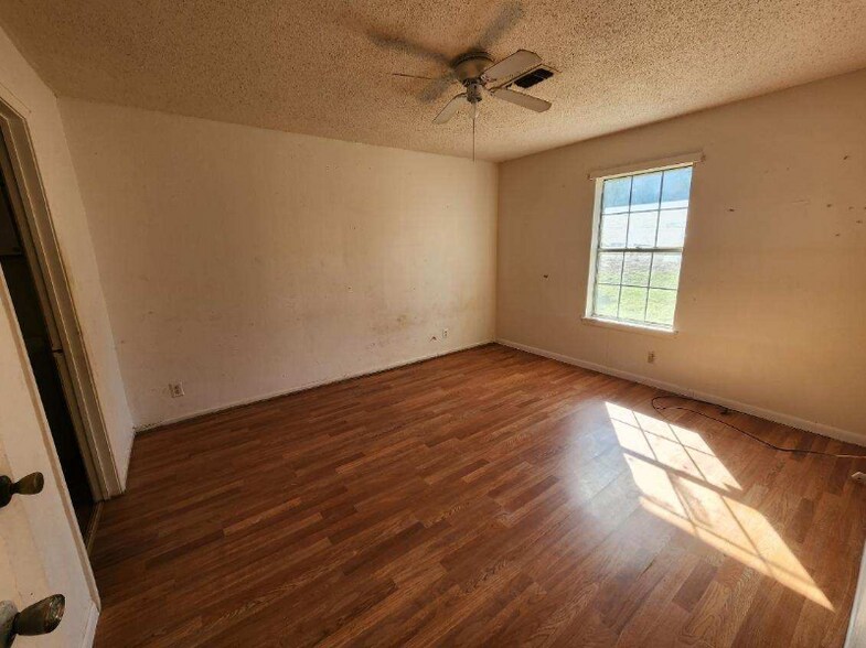 Building Photo - 1008 W 2nd St