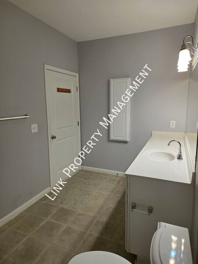 Building Photo - HALF OFF APRIL!  Beautiful One-Level Downstairs Condo in Prime Hamilton Place Location