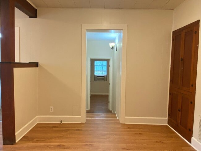 Building Photo - CUTE 2 BEDROOM