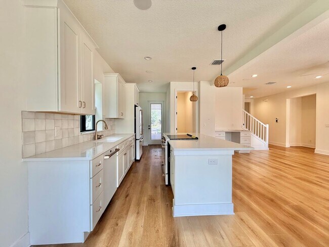Building Photo - Brand New Custom 5/3.5 Home Steps from Downtown Winter Garden!