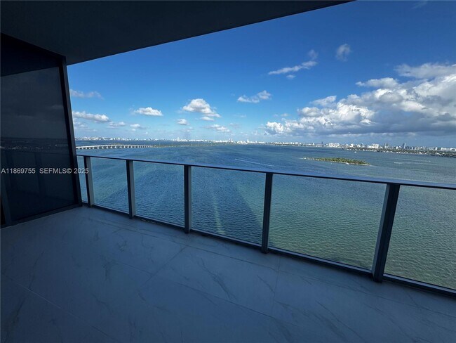 Building Photo - 700 NE 24th St