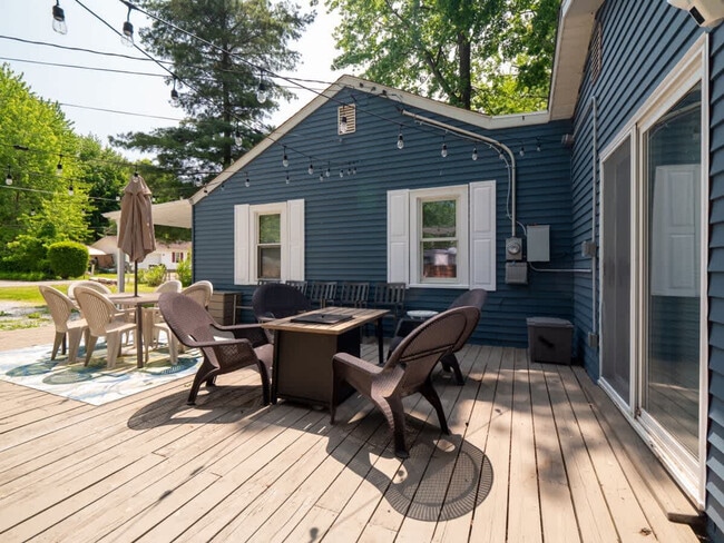 Building Photo - 7525 Lake Rd E