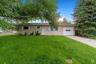 Building Photo - 833 Ponderosa Dr