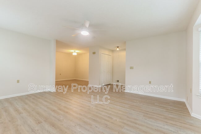 Building Photo - 16 Dogwood Dr