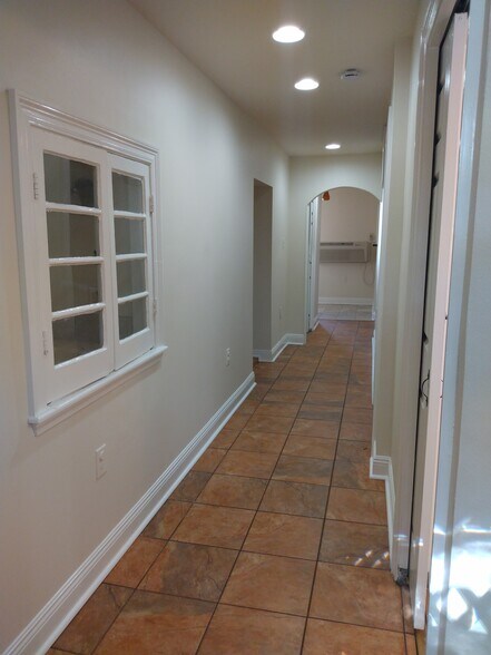 Building Photo - 2217 Napoleon Ave