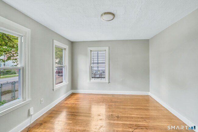 Building Photo - 718 Winchester Ave