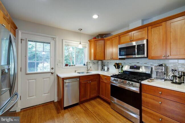 Building Photo - 9420 Holland Ave