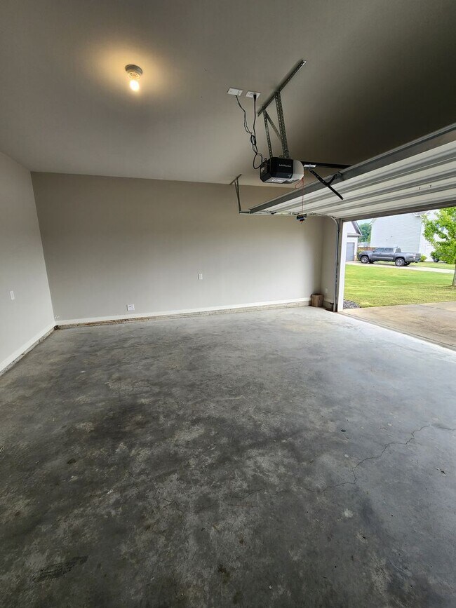 Building Photo - 5 Bedroom 3 Bath 2 Car Garage in Forsyth C...