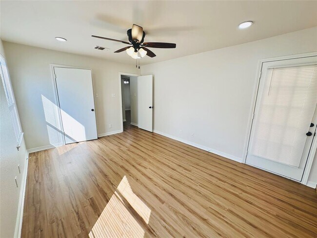 Building Photo - 1605 Somerset Dr