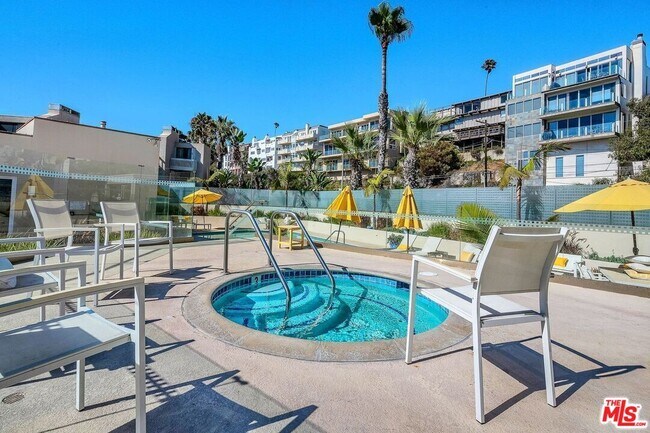 Building Photo - 7301 Vista Del Mar