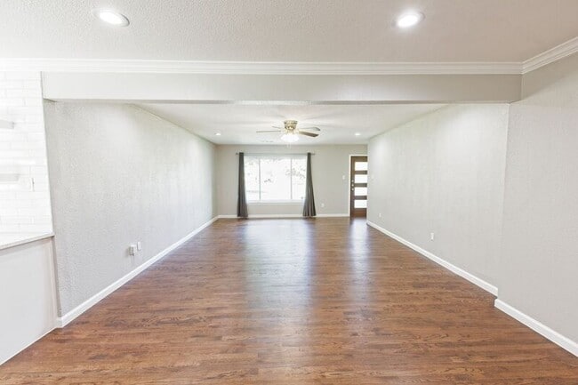 Building Photo - 304 S Grove Rd