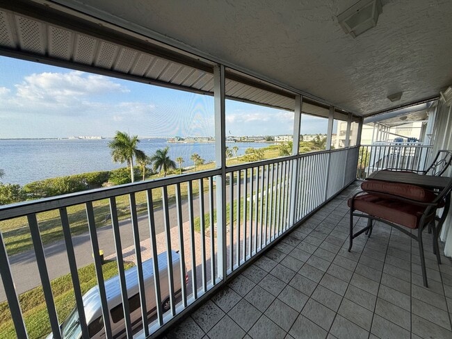 Building Photo - 1477 Park Beach Cir