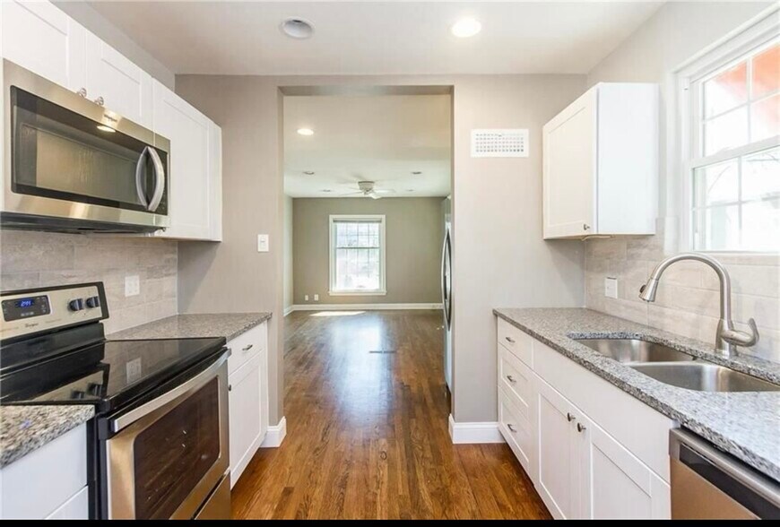 Building Photo - 724 W Gregory Blvd