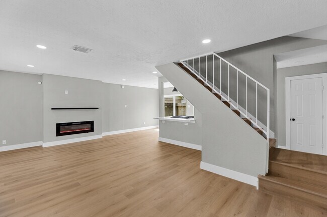Building Photo - 12223 Kingslake Forest Dr