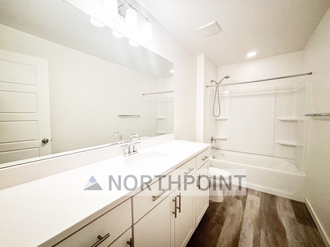 Building Photo - Clean, Bright, Open Town-Home in Lehi