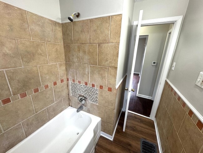 Building Photo - Near Eastside 3 Bedroom 1 Bath