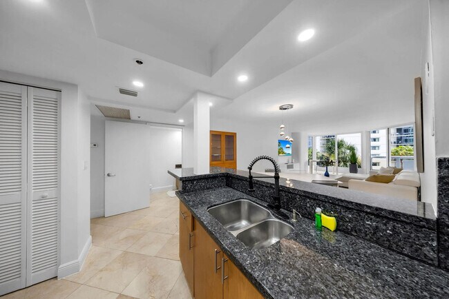 Building Photo - 1717 N Bayshore Dr