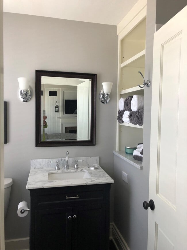 Building Photo - 422 S Mill St