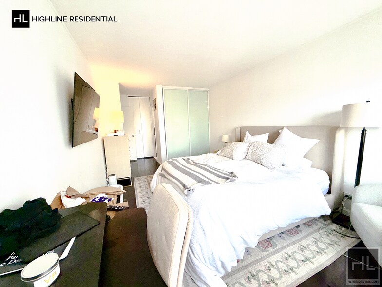 Building Photo - 220 E 65th St