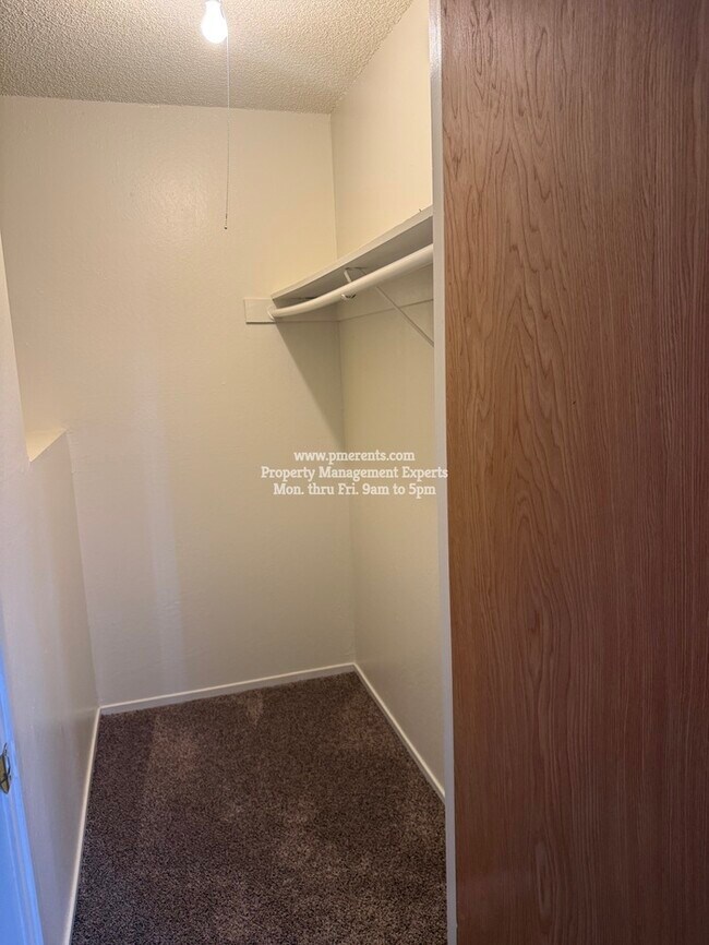 Building Photo - 1331 Pinetree Dr