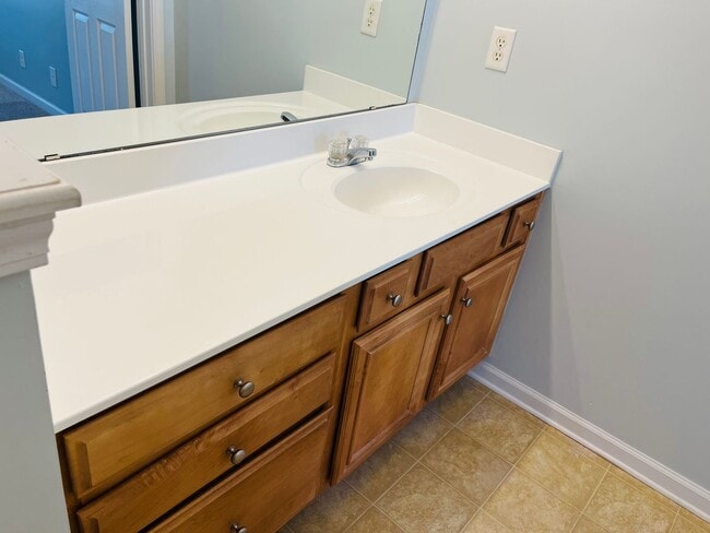 Building Photo - Sought after community, swimming/playground, courtyard, 1 car garage, 2 bed/2.5 bath, granite  co...