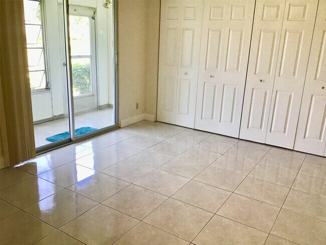 Building Photo - 135 Fanshaw D