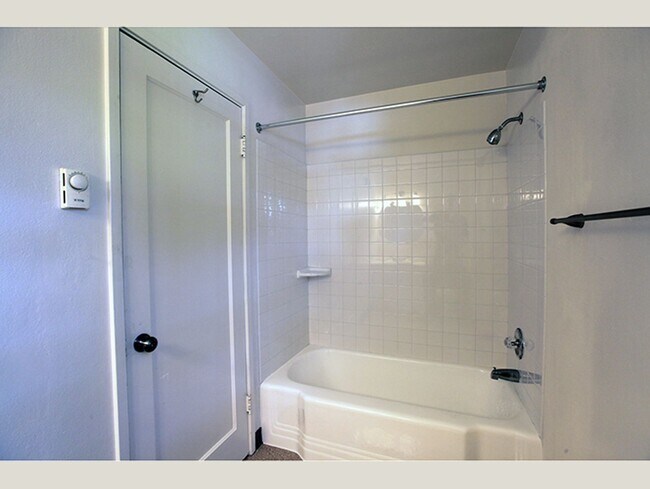 Building Photo - Spacious 3 Bedroom Townhome in Cedar Hills!