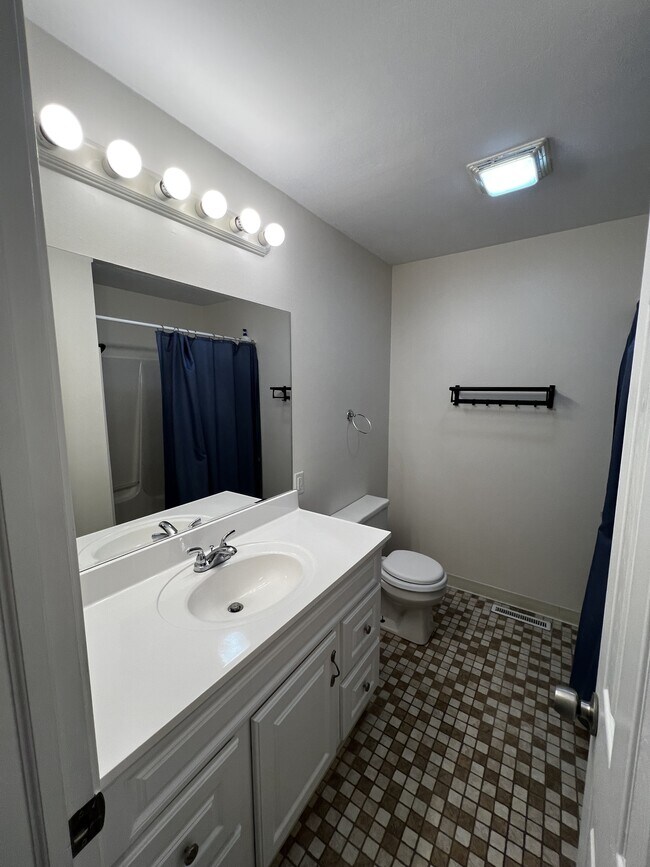 Building Photo - 515 Valley View Dr