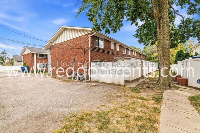 Building Photo - 335 1st Ave NW