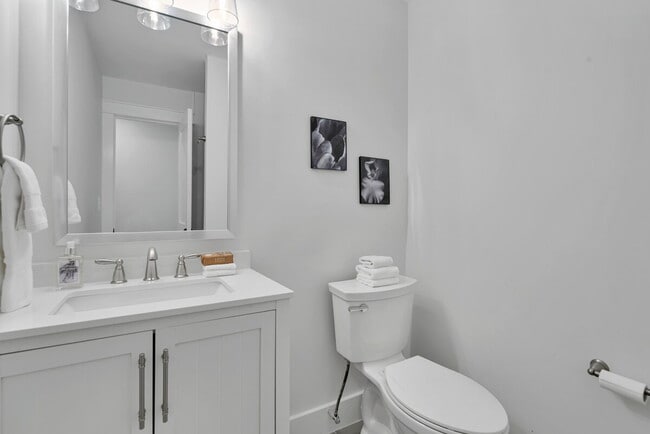 Building Photo - "Luxurious 6-Bed, 6-Bath Arlington Retreat...