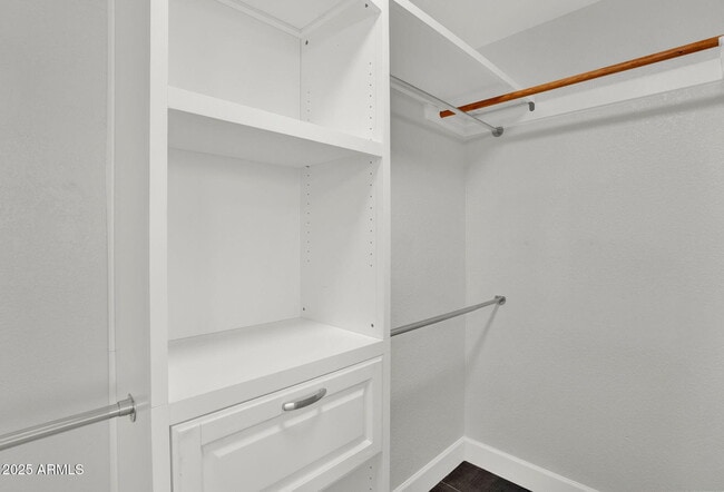 Building Photo - 8406 W Dahlia Dr