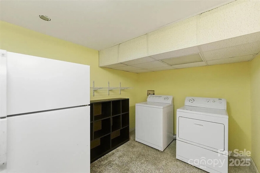 Building Photo - Room in House on Cox Mill Rd