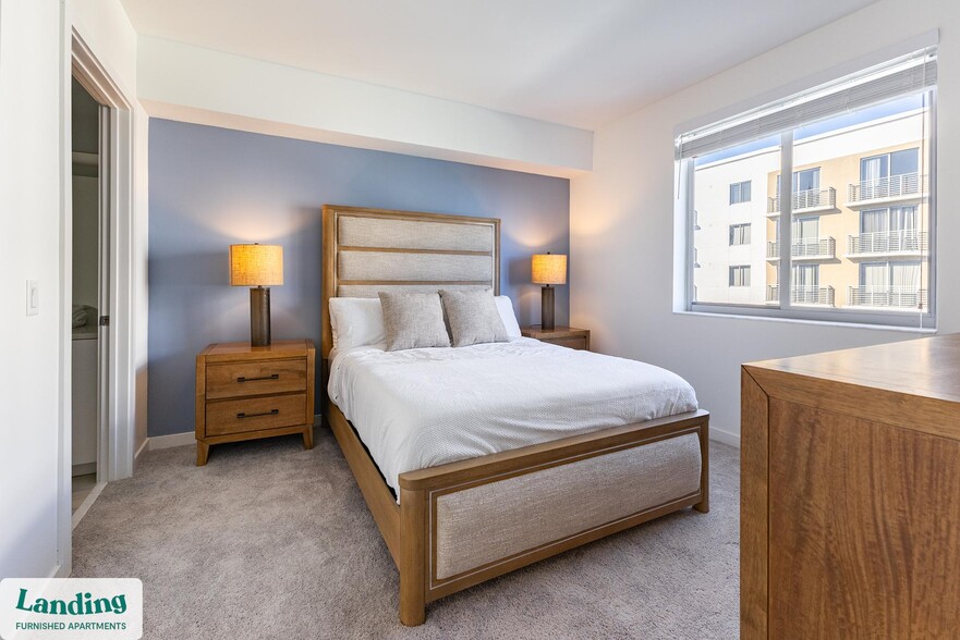 Building Photo - 200 NE 1st Ave