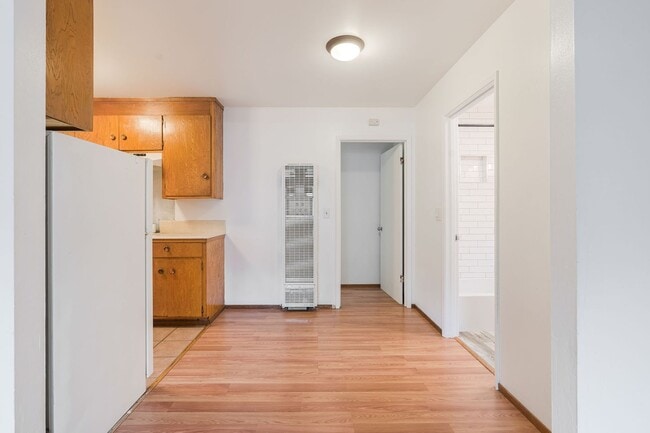 Building Photo - Spacious 1-Bedroom Apartment in South Shat...