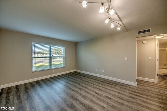 Building Photo - 2526 SE 16th Pl