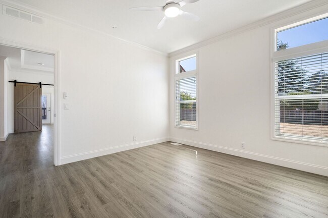 Building Photo - 517 Calabasas Rd