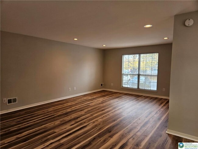 Building Photo - 1876 Mansfield St