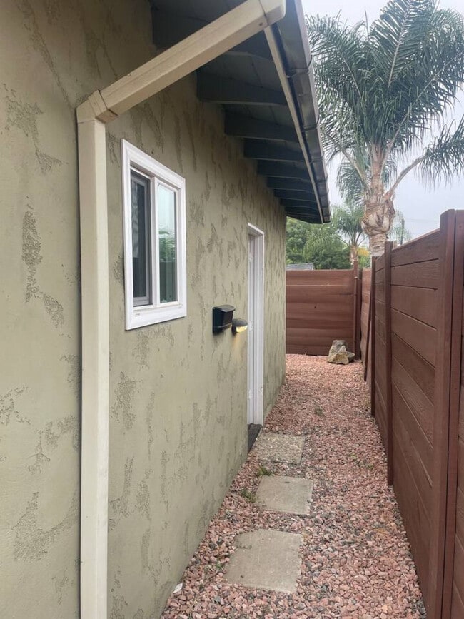 Building Photo - 1078 Cosmo Ave