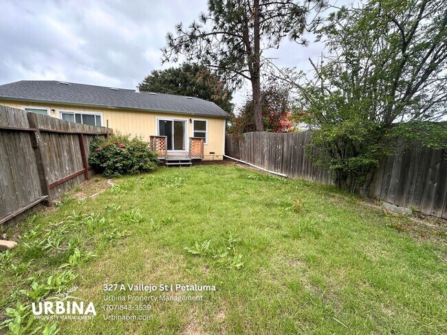 Building Photo - Charming Midtown Petaluma 2BD Duplex w/ Fenced Yard