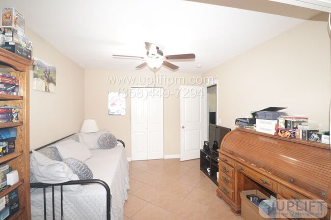 Building Photo - 5 Bedroom 2 Bath Home In Oceanside ** Move In Special $300 Off First Month's Rent**