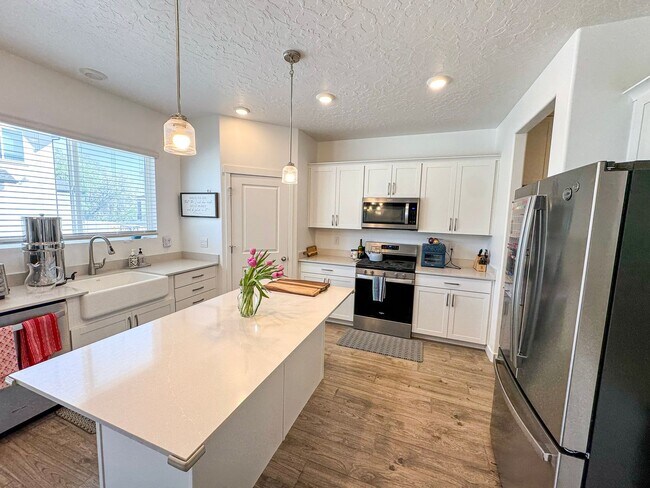 Building Photo - Modern 4 Bed / 3 Bath Home in Syracuse | Bonus Room + Fenced Yard + 86” TV Included