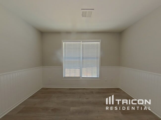 Building Photo - 437 Eglington Tr
