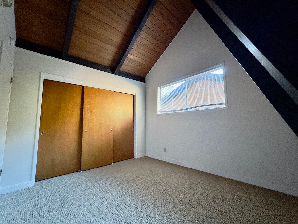 Building Photo - 6583 Valley View Rd