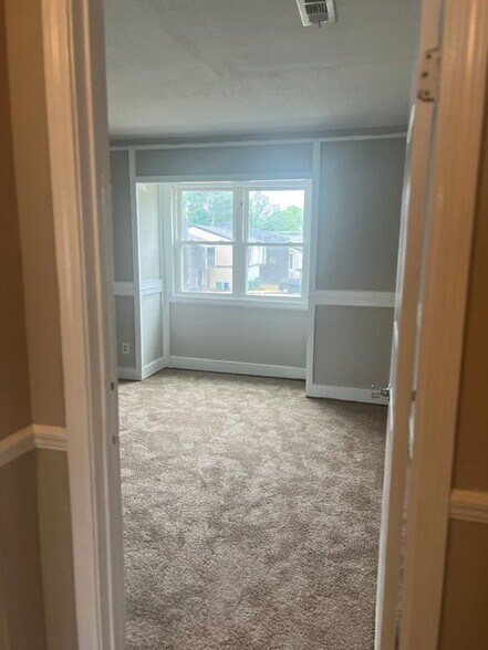 Building Photo - 6067 Regent Manor