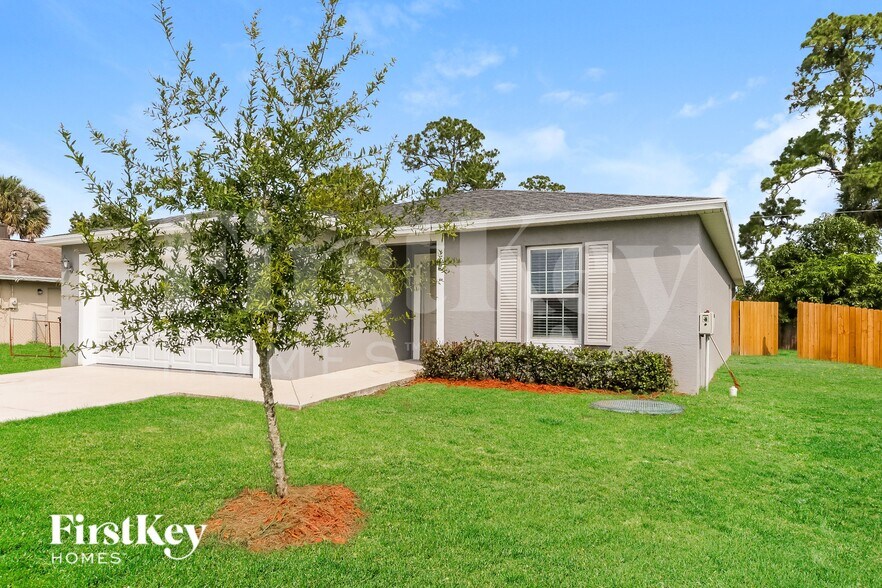 Building Photo - 2346 SW Abalon Cir